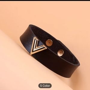 🖤🖤NEW🖤🖤SO CUTE!! V Cuff Bracelet in BLACK